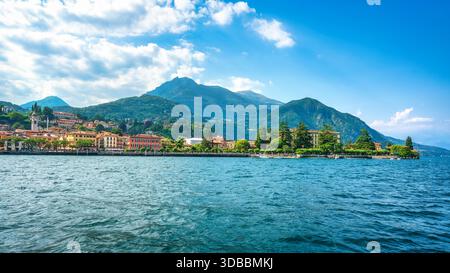 Panoramablick auf die bezaubernde Stadt Menaggio am Westufer des Comer Sees, Lombardei, Italien. Historische Gebäude säumen die Uferpromenade. Stockfoto