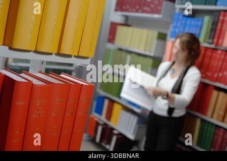 Studenten der Universität Cambridge, die die Bibliothek nutzen Stockfoto