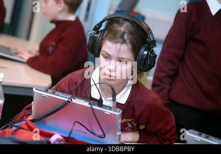 Grundschulkinder arbeiten mit Computern Stockfoto