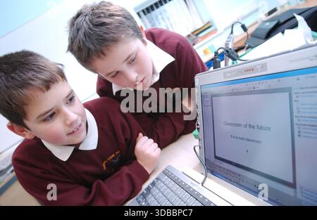Grundschulkinder arbeiten mit Computern Stockfoto