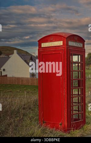 180 Rote Telefonzelle neben der A855 im Dorf Brogaig am Fuße der Quiraing-Landform, altes K6-Modell noch in Betrieb. Skye-Scotland. Stockfoto
