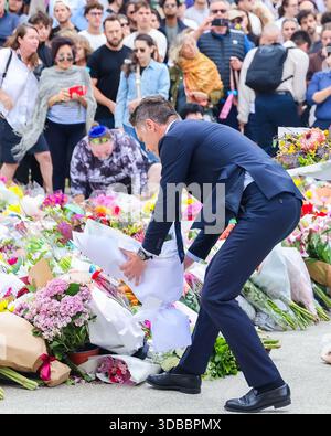 Sydney, Australien. Dezember 2025. Der Premierminister von New South Wales Chris Minns und andere Würdenträger legen Blumen als Hommage an die Opfer einer Schießerei am Bondi Beach in Sydney am Montag, den 15. Dezember 2025. Foto: NSW Premier's Office/UPI. Quelle: UPI/Alamy Live News Stockfoto