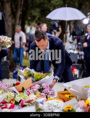 Sydney, Australien. Dezember 2025. Der Premierminister von New South Wales Chris Minns und andere Würdenträger legen Blumen als Hommage an die Opfer einer Schießerei am Bondi Beach in Sydney am Montag, den 15. Dezember 2025. Foto: NSW Premier's Office/UPI. Quelle: UPI/Alamy Live News Stockfoto