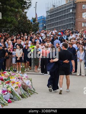 Sydney, Australien. Dezember 2025. Der Premierminister von New South Wales, Chris Minns („Not See“) und andere Würdenträger legen Blumen als Hommage an die Opfer einer Schießerei am Bondi Beach in Sydney am Montag, den 15. Dezember 2025. Foto: NSW Premier's Office/UPI. Quelle: UPI/Alamy Live News Stockfoto
