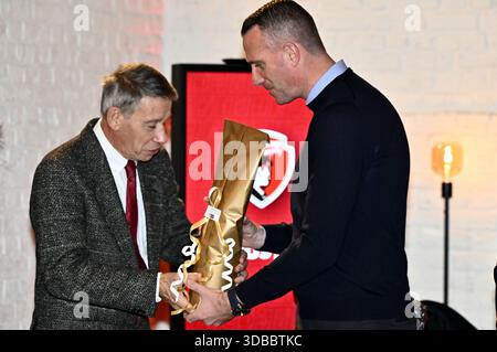 Grimbergen, Belgien. Dezember 2025. Guy Goethals und der ehemalige Clubtrainer Nicky Hayen wurden während einer Zeremonie für die „Raymond Goethals Trophy“ und den „Dominique D’Onofrio Prize“ am Montag, den 15. Dezember 2025 in Grimbergen vorgestellt. Die Raymond Goethals Trophäe ist belgischen Trainern vorbehalten, die in Belgien oder im Ausland aktiv sind. Der Dominique D'Onofrio-Preis ist für Anfänger in der Jupiler Pro League reserviert, die nicht älter als 20 Jahre sind. BELGA PHOTO ERIC LALMAND Credit: Belga News Agency/Alamy Live News Stockfoto