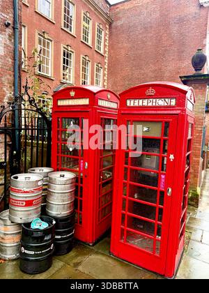 Traditionelle rote Telefonzellen in einer Straße in Nottingham, England, Großbritannien Stockfoto