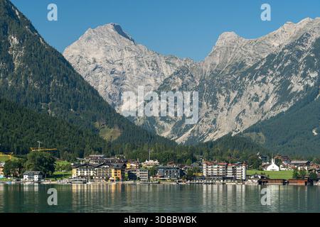 Panoramablick auf Pertisau, eine kleine Stadt am Ufer des Achensees, mit dem Karwendelgebirge dahinter in Tirol Stockfoto