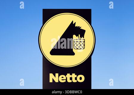 Netto speichert Logo auf einem Pylon – Netto ist eine dänische Kette von Discounter, die der Salling Group gehört. Stockfoto