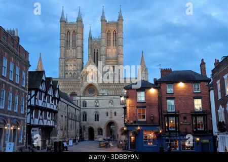 Nachtlandschaft des alten Marktplatzes Lincoln mit Kathedrale im Hintergrund, Lincolnshire, England, Großbritannien Stockfoto