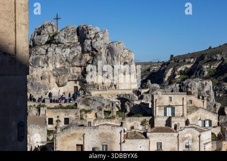 matera, italien, 29. november 2025. Eine eindrucksvolle Weitwinkelaufnahme der alten Höhlenhäuser und Steinarchitektur des sassi di matera, die eine Taille zeigt Stockfoto
