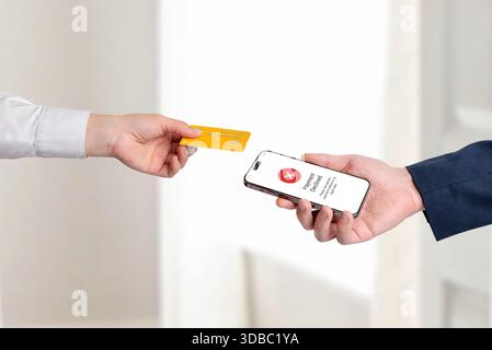 Kontaktlose Kartenzahlung wurde auf dem Smartphone-Bildschirm abgelehnt, was auf fehlgeschlagene mobile Transaktionen, Zahlungsfehler und Probleme mit der digitalen Kasse hinweist Stockfoto