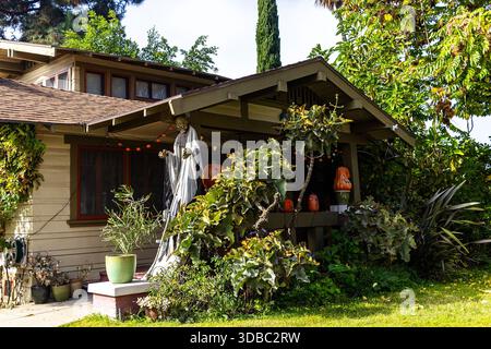 Gruselige Halloween-Dekoration in einem Vorhof mit einem Skelett-Ghul und Kürbissen auf der Veranda Stockfoto