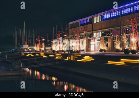 Festlicher nächtlicher Blick auf beleuchtete Gebäude und den Yachthafen im Noblessner Stockfoto