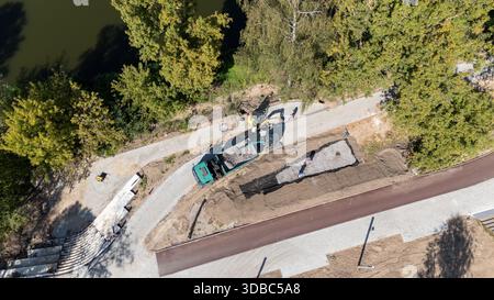 Luftaufnahme der Baustelle mit Maschinen und Arbeitern. Stockfoto