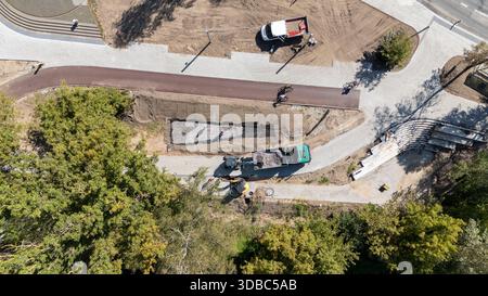 Luftaufnahme der Baustelle mit Lkw und Arbeitern. Stockfoto