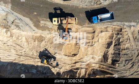Luftaufnahme der Baustelle mit Baggern und Lkw. Stockfoto