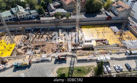Luftaufnahme einer großen Baustelle mit Kränen und Maschinen. Stockfoto