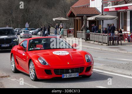 Le Valtin, Frankreich - Blick auf einen roten Ferrari 599 GTB Fiorano, der auf einer Straße fährt. Stockfoto