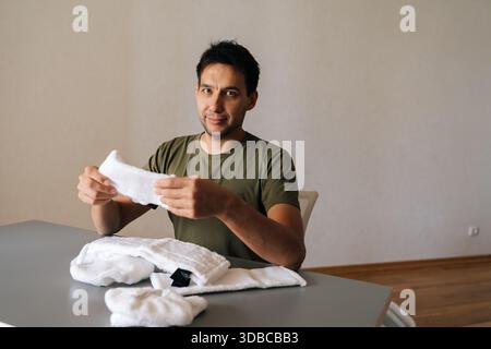 Wartungspersonal überprüft sorgfältig Mikrofasertücher und bereitet Reinigungsmaterialien für professionelle Hygienearbeiten vor Stockfoto