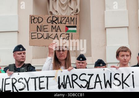 Frau hält ein Schild mit der Aufschrift „keine Bildung unter Trümmern“ während einer propalästinensischen Kundgebung in der Nähe der Universität Warschau. Stockfoto