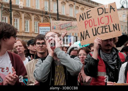 Studenten singen und halten Protestzeichen während einer Demonstration gegen den Polizeieinsatz an der Universität Warschau. Stockfoto