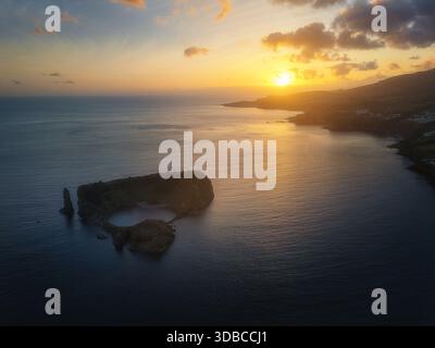 Luftaufnahme der vulkanischen Insel Vila Franca do Campo bei Sonnenuntergang, Insel São Miguel, Azoren, Portugal. Warmes goldenes Licht reflektiert den Atlantik O Stockfoto