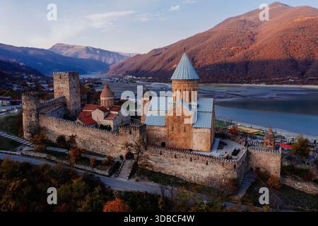 Ananuri Fortres, Drohnenblick am Herbstabend. Stockfoto