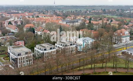Blick auf ein urbanes Wohngebiet mit Herbstbäumen und eine Hauptstraße, vom Völkerschlachtdenkmal aus gesehen nach Südosten. Stockfoto
