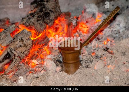 Kaffeezubereitung in der Asche der Kohlen, auf traditionelle Weise Stockfoto