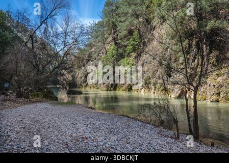 Das Ufer des Chouwen Lake am Nahr Ibrahim - Abraham River im Jabal Moussa Naturpark im Libanon Stockfoto