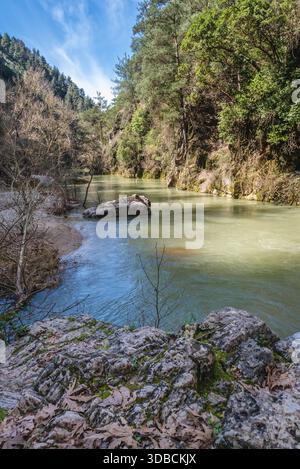 Das Ufer des Chouwen Lake am Nahr Ibrahim - Abraham River im Jabal Moussa Naturpark im Libanon Stockfoto
