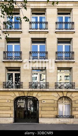 Paris, Frankreich, 25. März 2025, Blick auf ein Gebäude an der Charles Floquet Avenue im 15. Bezirk der Hauptstadt Stockfoto