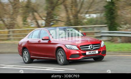 Milton Keynes, Bucks, Großbritannien - 11. Dezember 2025: 2015 rotes mercedes-Benz C220-Dieselauto auf britischer Straße Stockfoto