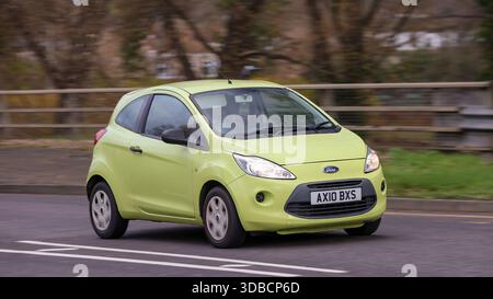 Milton Keynes, Bucks, UK - 11. Dezember 2025: 2010 Ford Ka Kleinwagen, der auf einer britischen Straße fährt Stockfoto