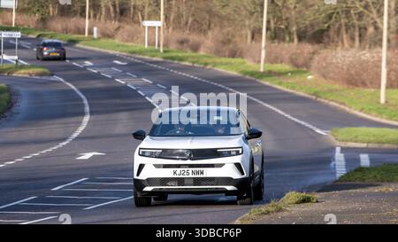 Milton Keynes, Bucks, UK - 13. Dezember 2025: 2025 weißer Vauxhall Mokka SUV, der auf einer britischen Straße fährt Stockfoto