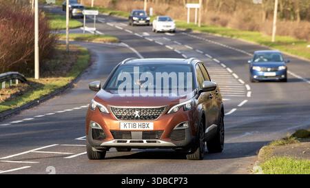 Milton Keynes, Bucks, UK - 13. Dezember 2025: 2018 Bronze Peugeot 3008 Dieselmotor Auto fährt auf einer britischen Straße Stockfoto