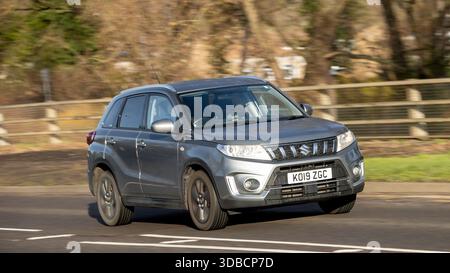 Milton Keynes, Bucks, Großbritannien - 13. Dezember 2025: Suzuki Vitara SUV 2019 fährt auf einer britischen Straße Stockfoto