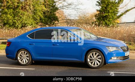 Milton Keynes, Bucks, UK - 14. Dezember 2025: 2019 blaues Skoda Superlative Auto fährt auf einer britischen Straße Stockfoto