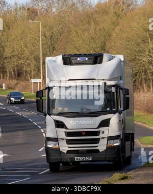 Milton Keynes, Bucks, UK - 13. Dezember 2025: 2023 Scania P250 Lkw auf einer britischen Straße Stockfoto