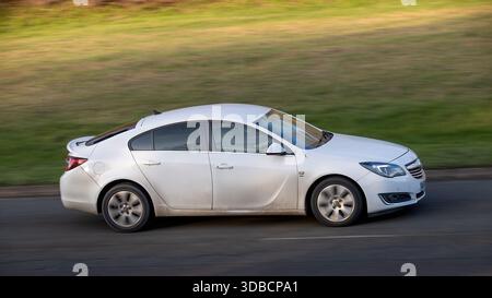 Milton Keynes, Bucks, UK - 15. Dezember 2025: 2014 weißes Vauxhall-Insignia-Dieselauto, das auf einer britischen Straße fährt Stockfoto
