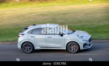 Milton Keynes, Bucks, Großbritannien - 15. Dezember 2025: 2025 Ford Puma Hybrid-Elektro-SUV-Auto fährt auf einer britischen Straße Stockfoto