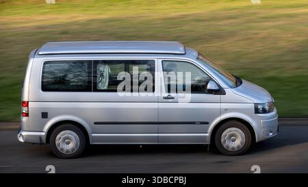 Milton Keynes, Bucks, Großbritannien - 15. Dezember 2025: 2010 Volkswagen Transporter Caravan Auto auf britischer Straße Stockfoto
