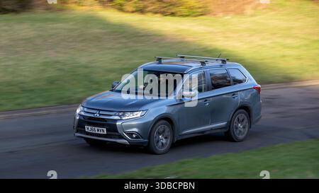 Milton Keynes, Bucks, Großbritannien - 15. Dezember 2025: 2016 Mitsubishi Outlander SUV-Auto fährt auf einer britischen Straße Stockfoto