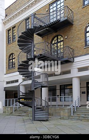 Spiraltreppe Im Freien Aus Metall Feuerleiter Sicherheits-Notausgang Stockfoto