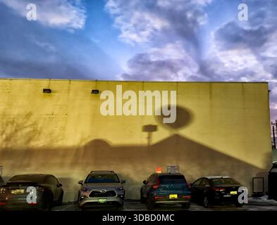 Schatten an der Wand eines Parkplatzes im frühen abendlichen Winterlicht Stockfoto