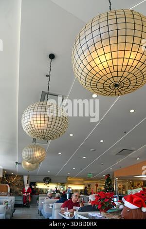 Innenansicht von Mel's Coffee Shop, früher Penguin genannt, einem Diner aus der Googie-Ära mit komfortablen Sitzecken und Deckenlampen aus der Mitte des Jahrhunderts in Santa Monica, Kalifornien, USA Stockfoto