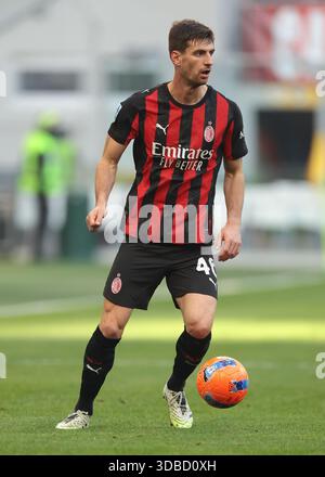 Mailand, Italien. Dezember 2025. Matteo Gabbia vom AC Milan während des Spiels AC Milan gegen Sassuolo Serie A in Giuseppe Meazza, Mailand. Der Bildnachweis sollte lauten: Jonathan Moscrop/Sportimage Credit: Sportimage Ltd/Alamy Live News Stockfoto