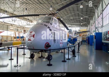 Sintra, Portugal - 26. September 2025. Helicóptero de rescate Sikorsky UH-19A Chicasaw de la Fuerza Aérea Portuguesa expuesto en el Museo do AR de Sin Stockfoto