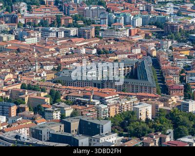 Der Wohnkomplex des Dreiecks befindet sich inmitten von Terrakottadächern im modernen Unterstadtviertel von Bergamo. Stockfoto