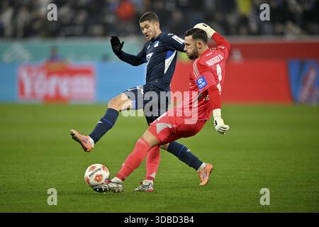 Einzelkampf Andrej Kramaric TSG 1899 Hoffenheim (27) gegen Torhüter Daniel Heuer Fernandes Hamburger SV HSV (01) PreZero Arena, Sinsheim, B Stockfoto